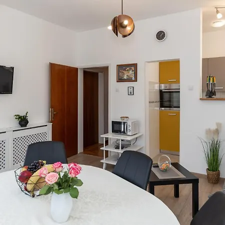 Vesna Beachfront By Guide