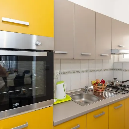 Vesna Beachfront By Guide Apartment *